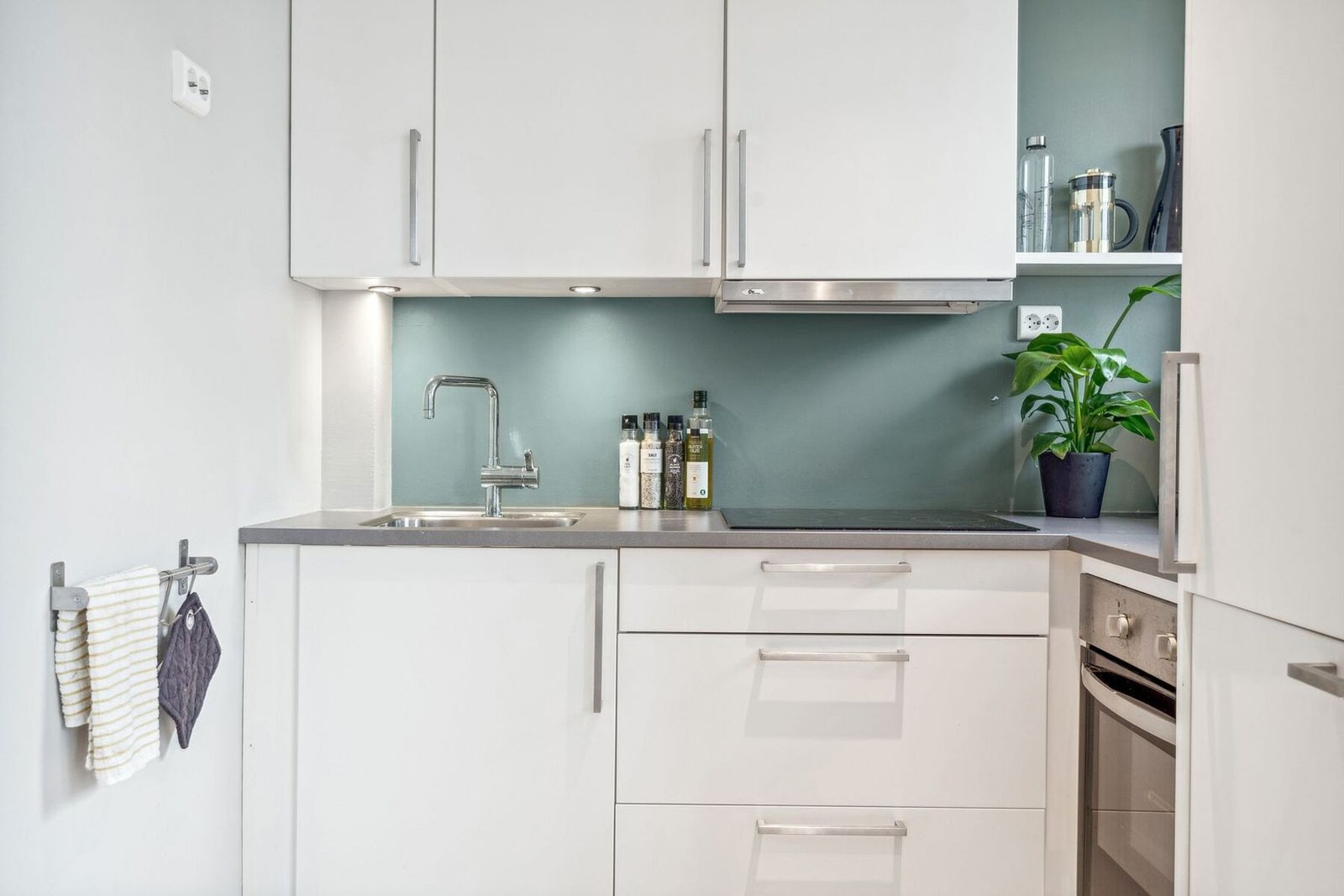 Integrert stekeovn, fullintregrert kjøleskap og induksjon platetopp. Galleribilde