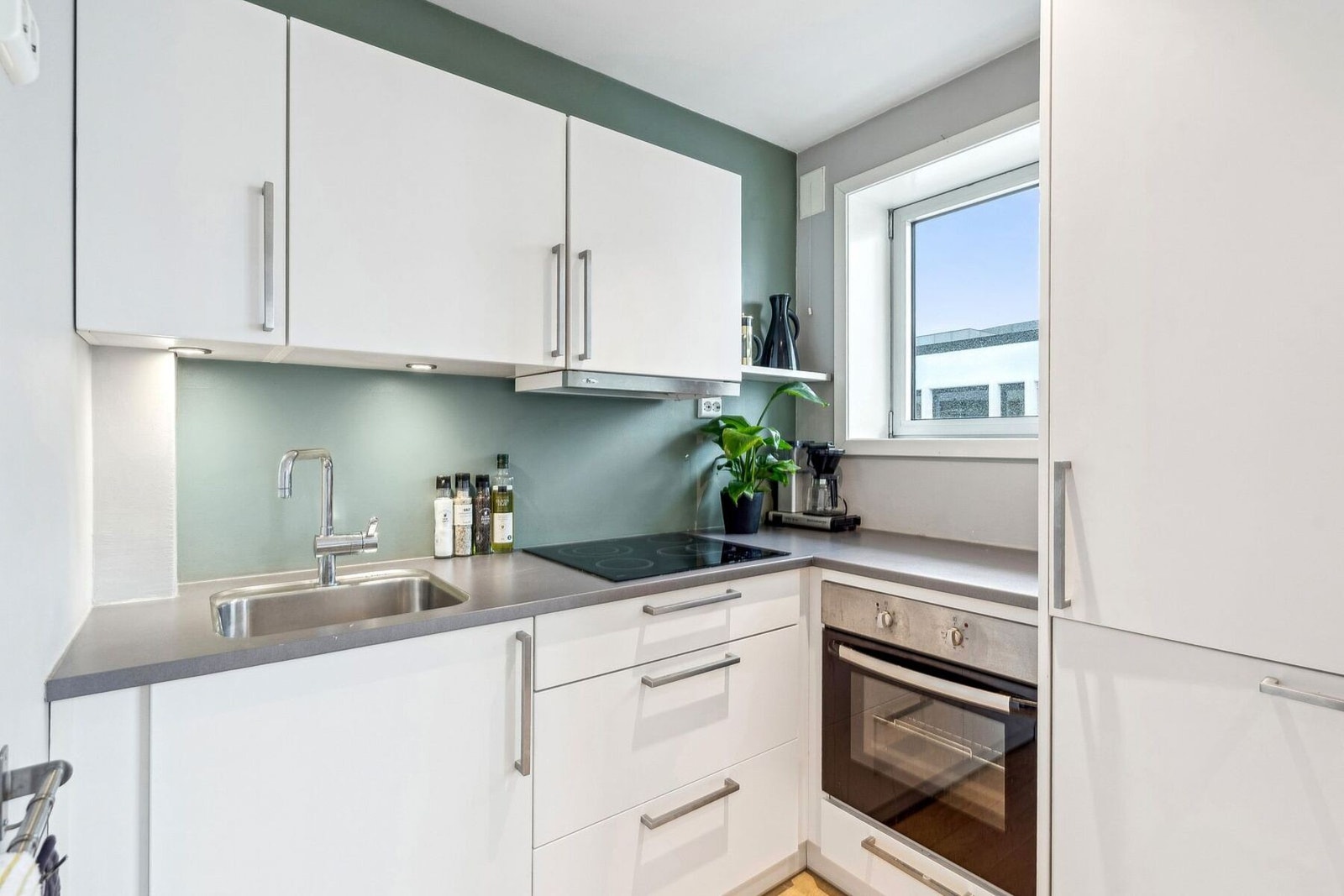 Flott og praktisk kjøkkeninnredning fra Kvik m/ integrerte hvitevarer. Galleribilde