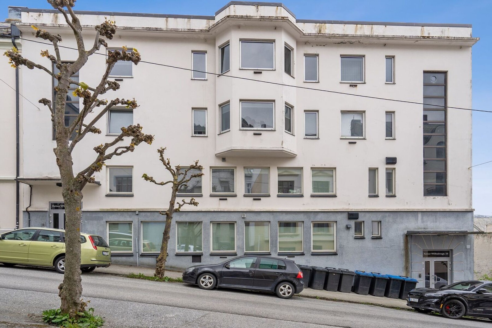 Fasade. Fra leiligheten kort gangavstand til bla. busstopp, treningssentre og dagligvarebutikker. Alle fasiliter v/ Ålesund sentrum i kort gangavstand. Galleribilde