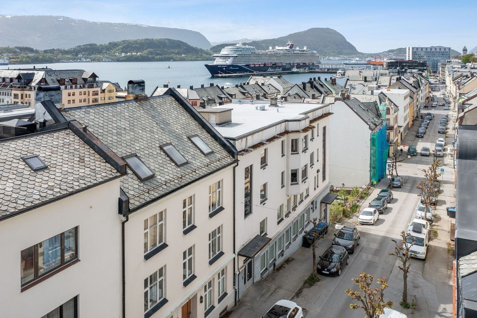 Fasade. Her bor du sentralt, men likevel i et rolig område i sentrum. Galleribilde