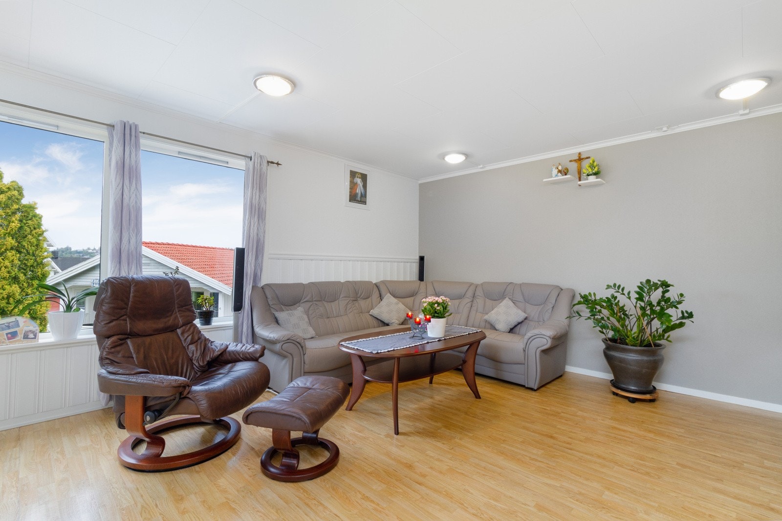 Store vindusflater som slipper inn mye dagslys. Galleribilde