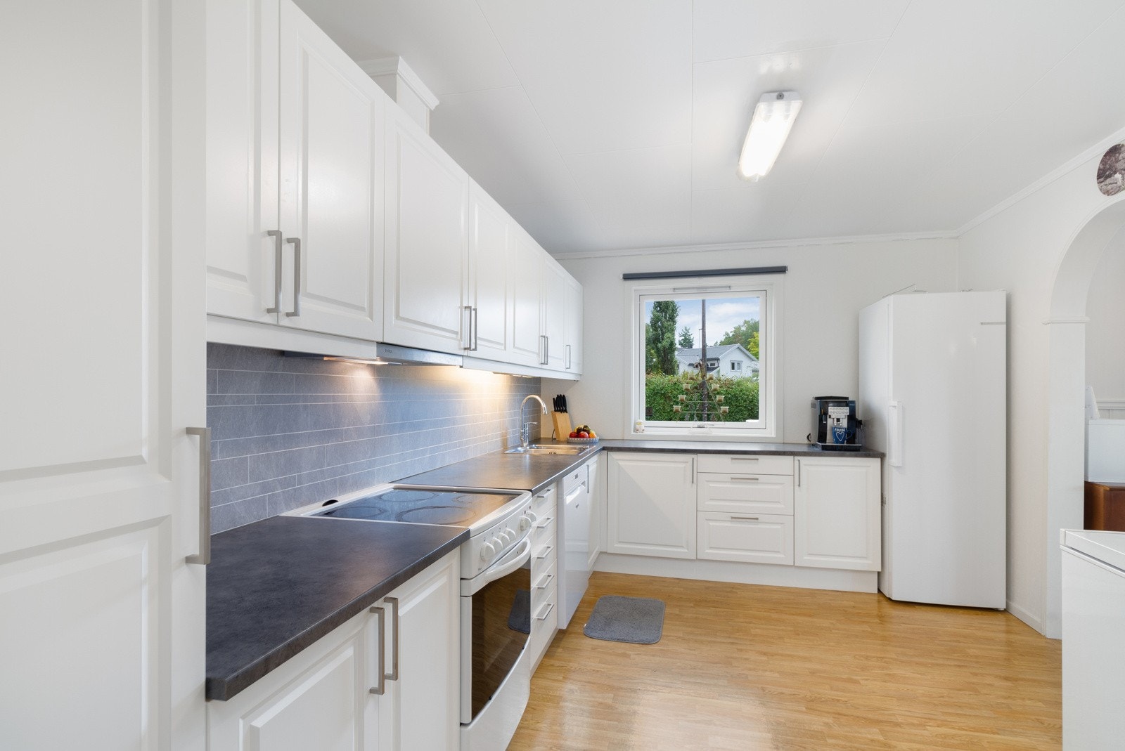 Kjøkken byr på rikelig med skap- og benkeplass. Galleribilde