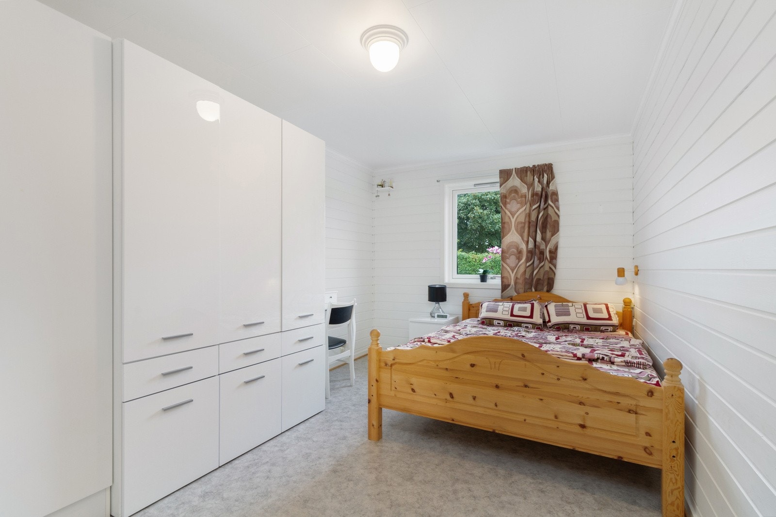 Boligen består av tre romslige soverom. Dette soverommet er på 12,5 kvm. Galleribilde