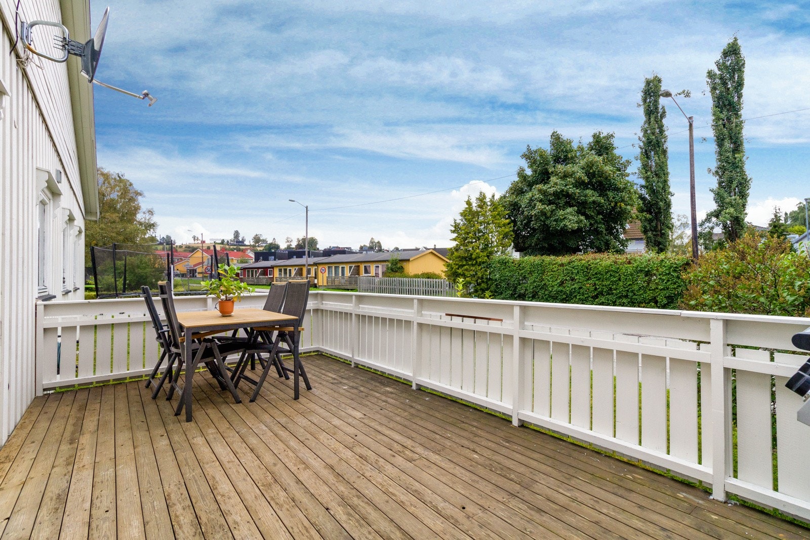 Veranda med utgang fra stue. Hyggelig uteplass med gode solforhold. Galleribilde