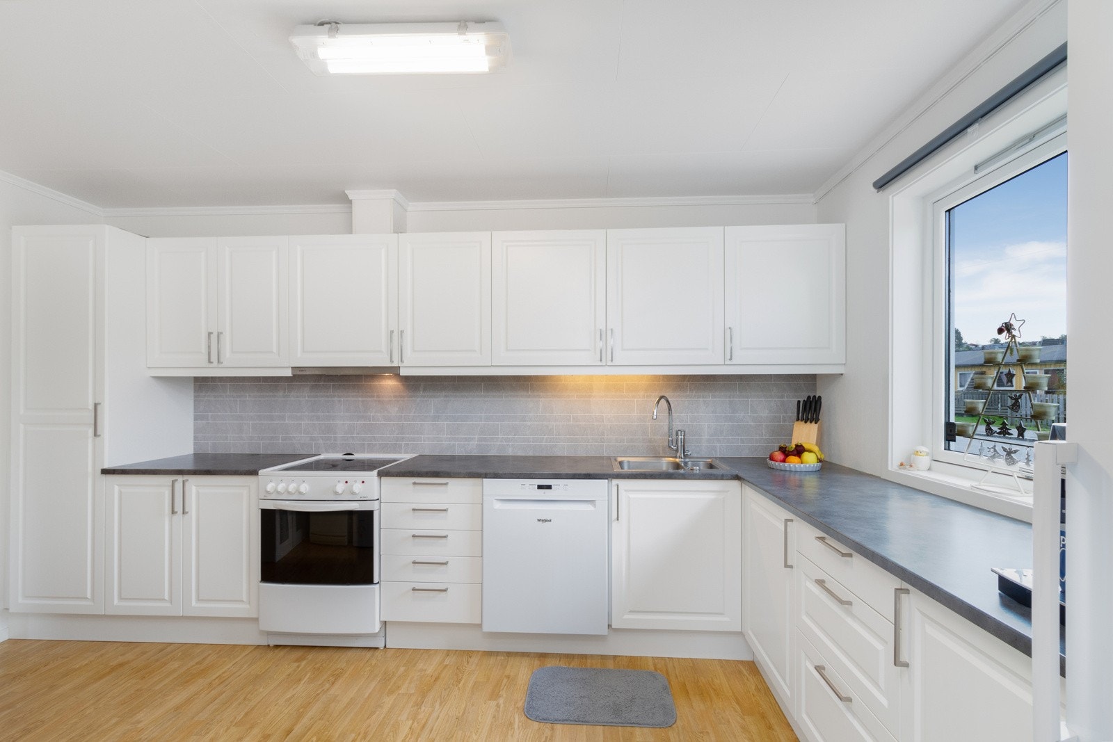 Romslig kjøkken på 13 kvm. Kjøkkenet er adskilt fra stuen og har inngang ved spisestuen og fra gangen. Galleribilde