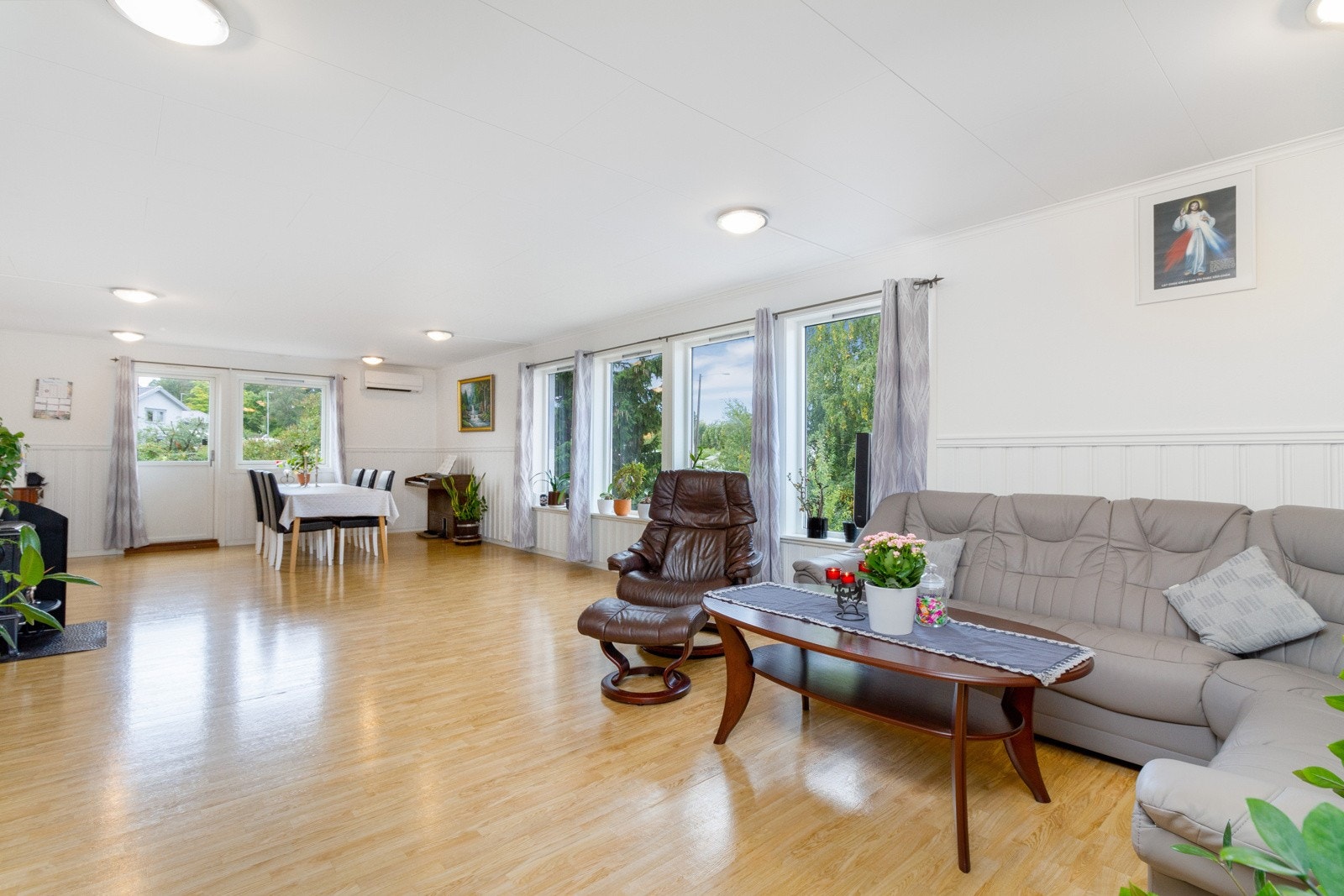 Stor og luftig stue på hele 45 kvm. Her får du god plass til å innrede med et sofahjørne og en spisestue. Galleribilde