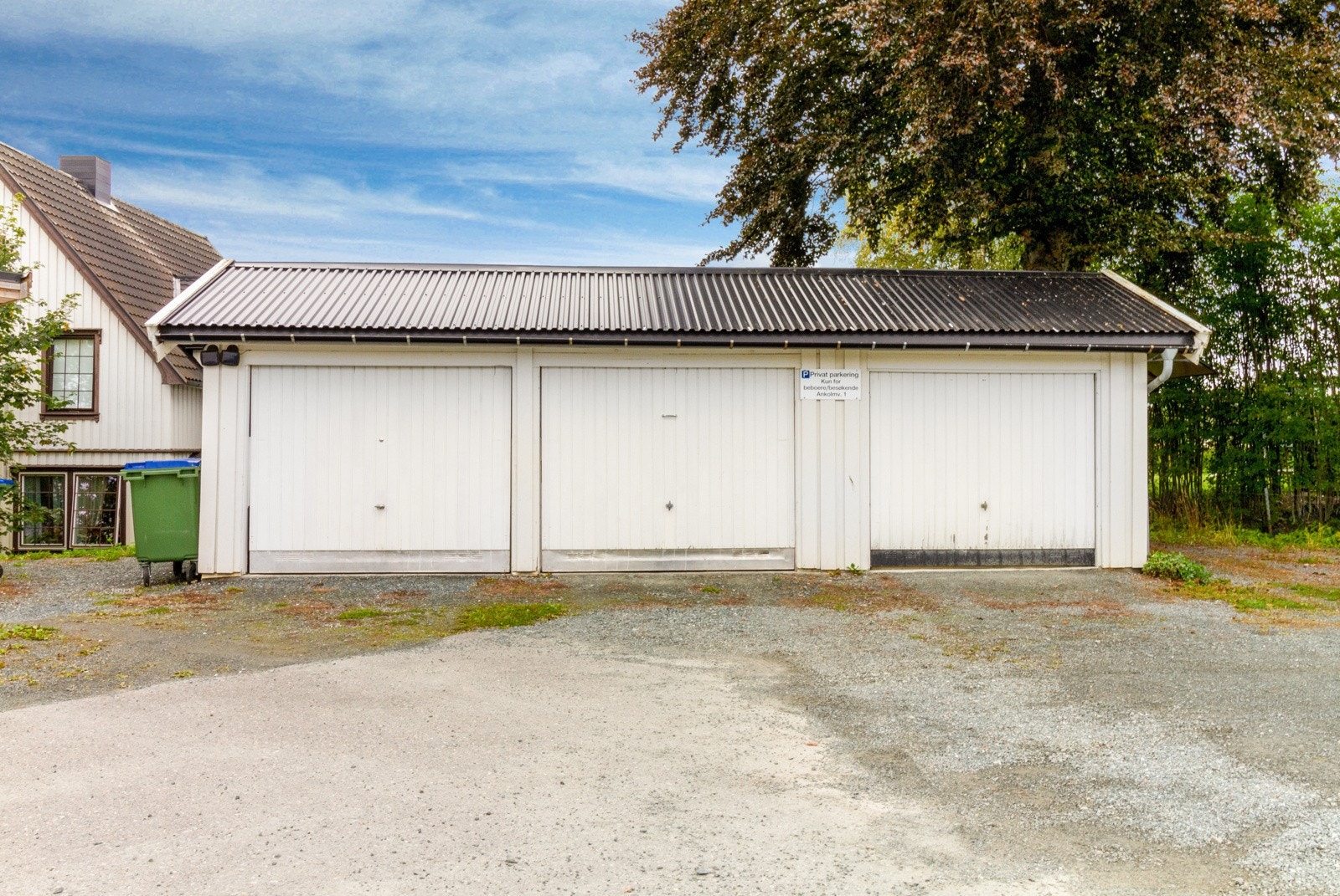 Egen garasje i garasjerekke. Borettslaget har også gjesteparkering ved siden av garaserekken. Galleribilde