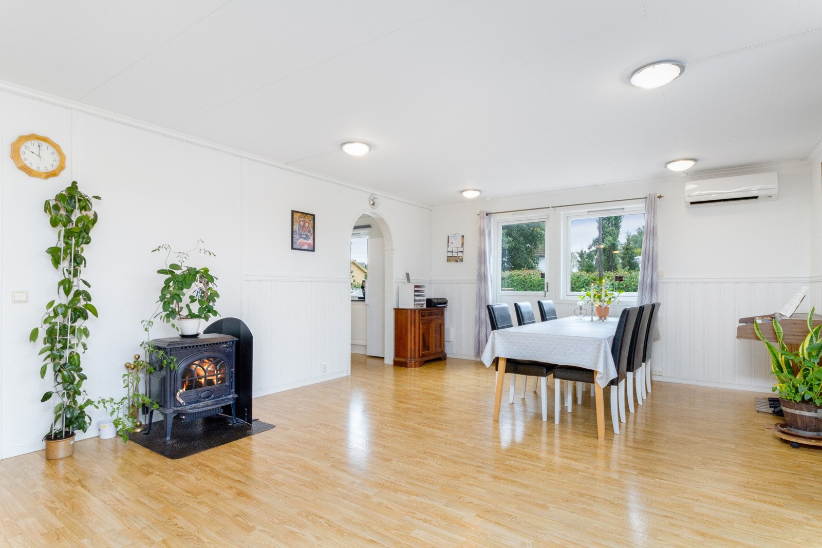 Vedfyring og luft-til-luft varmepumpe som oppvarmingskilder. Selger opplyser om lave strømutgifter. Galleribilde