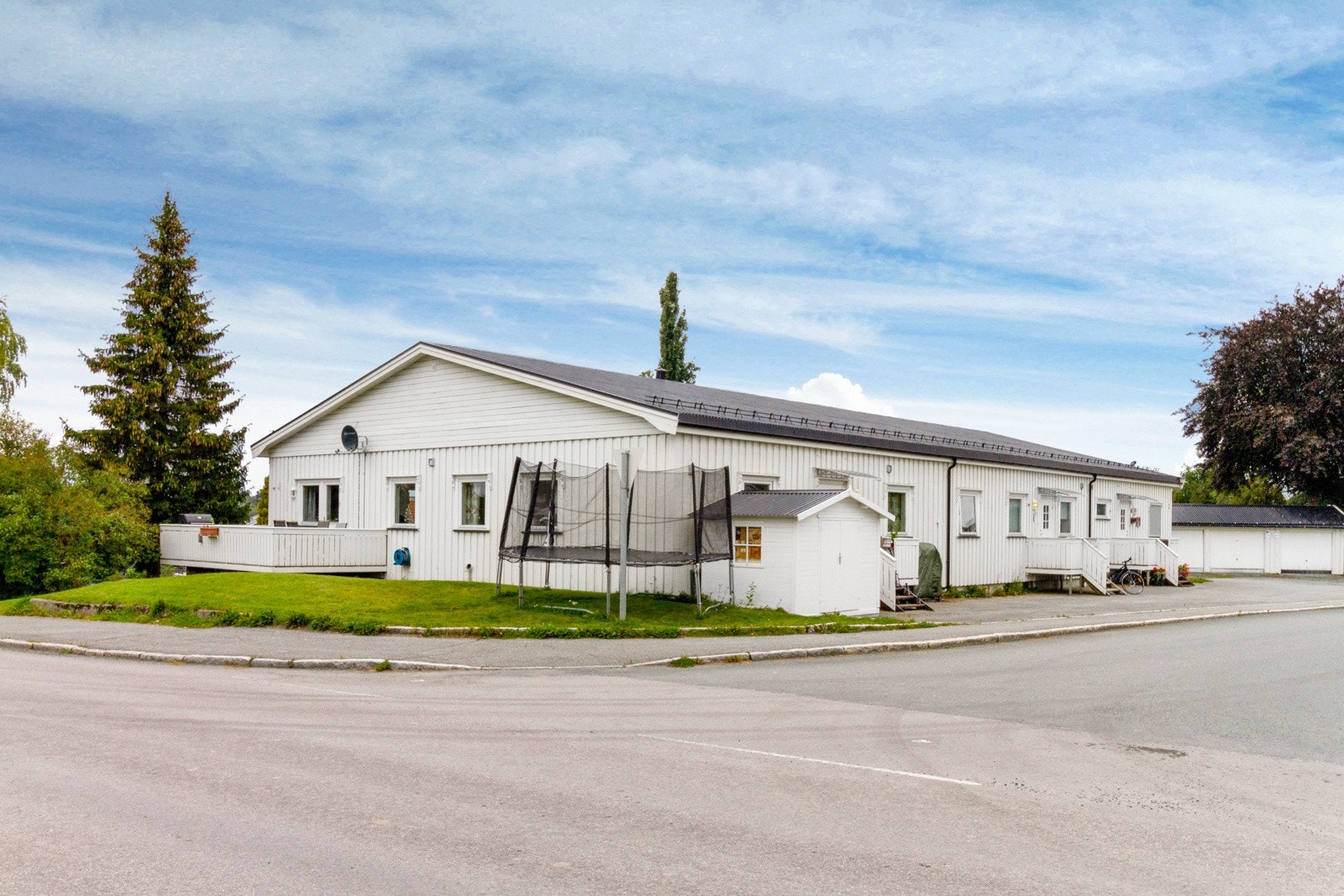 Stor leilighet på toppen av Brusvebakken med i alt 3 soverom, eget vaskerom og adskilt kjøkken. Galleribilde