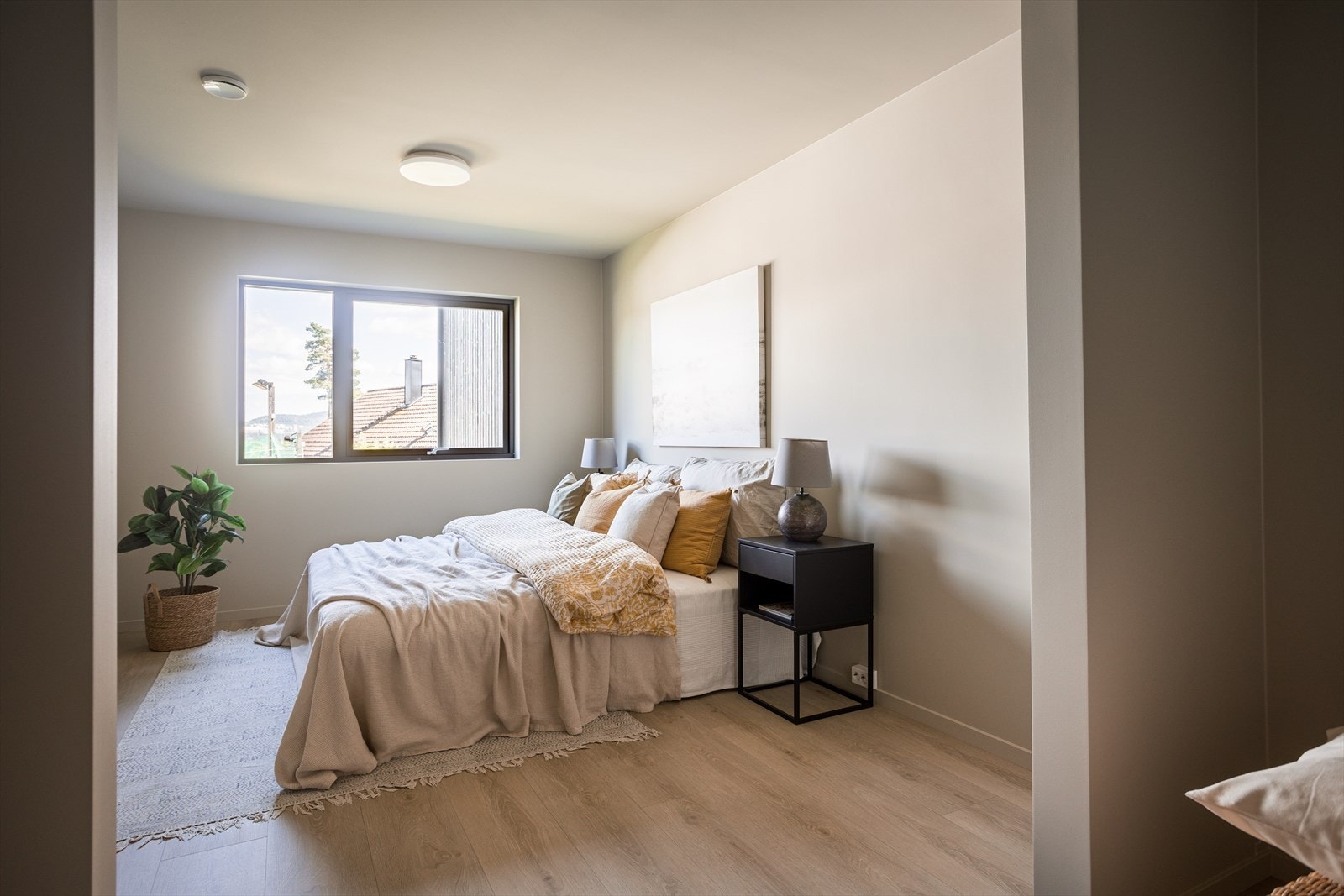 Hovedsoverommet ligger i boligens 1. Etasje og har egen garderobedel. Galleribilde