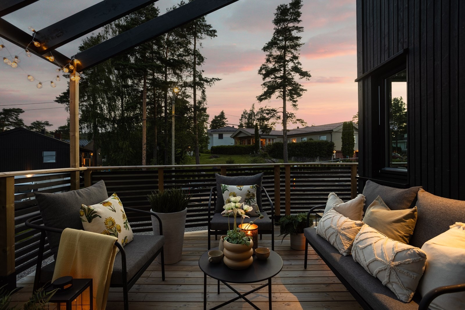 Stor terrasse med pergola hvor man har meget gode solforhold ettermiddag og kveld. Galleribilde