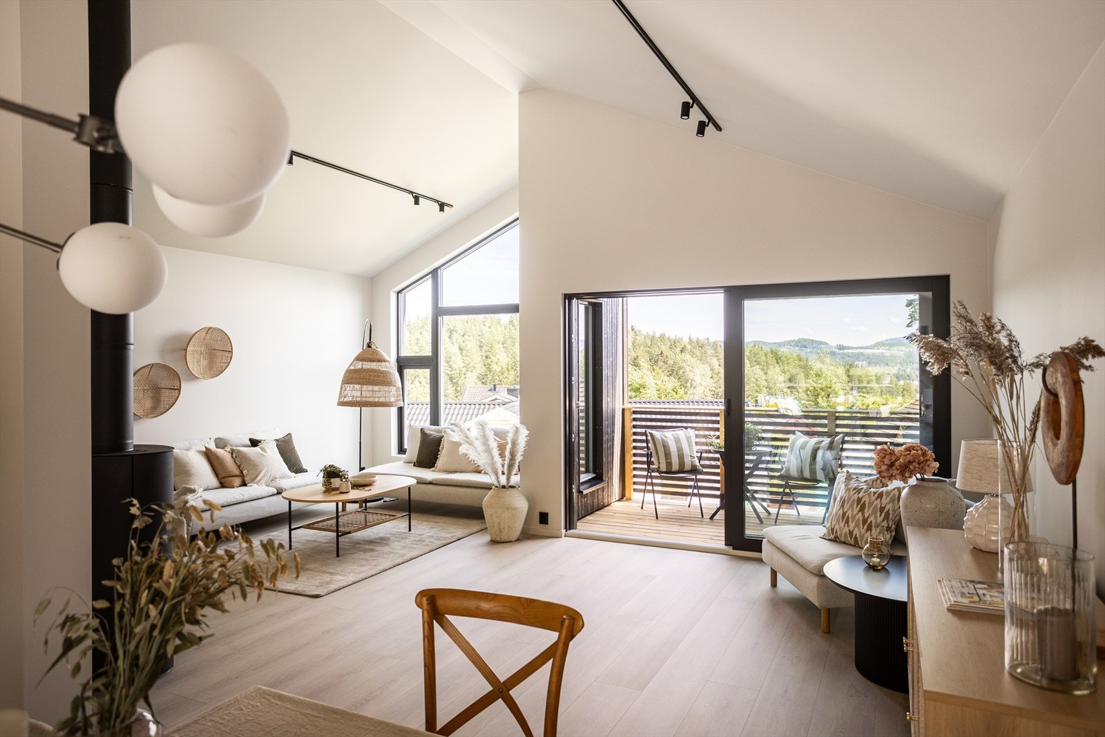 I denne etasjen er det utgang til delvis overbygget terrasse med utsikt mot øst, og vestvendt terrasse med pergola. Galleribilde