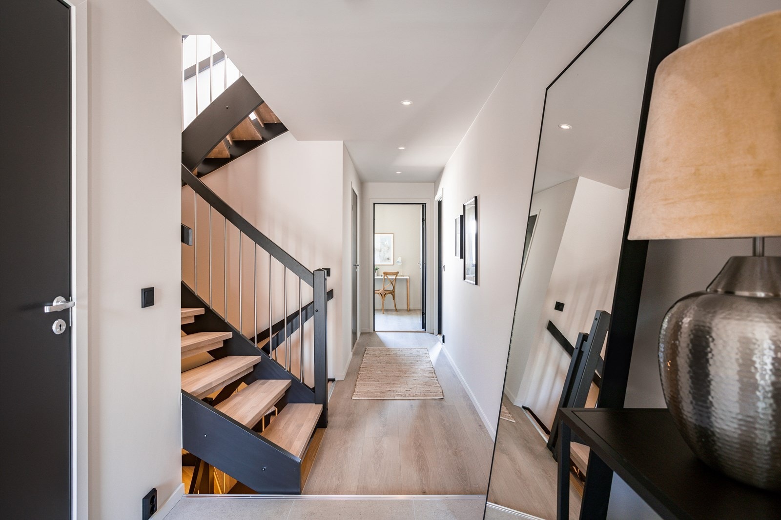 Romslig hall/entrè med garderobe i første etasje. Galleribilde