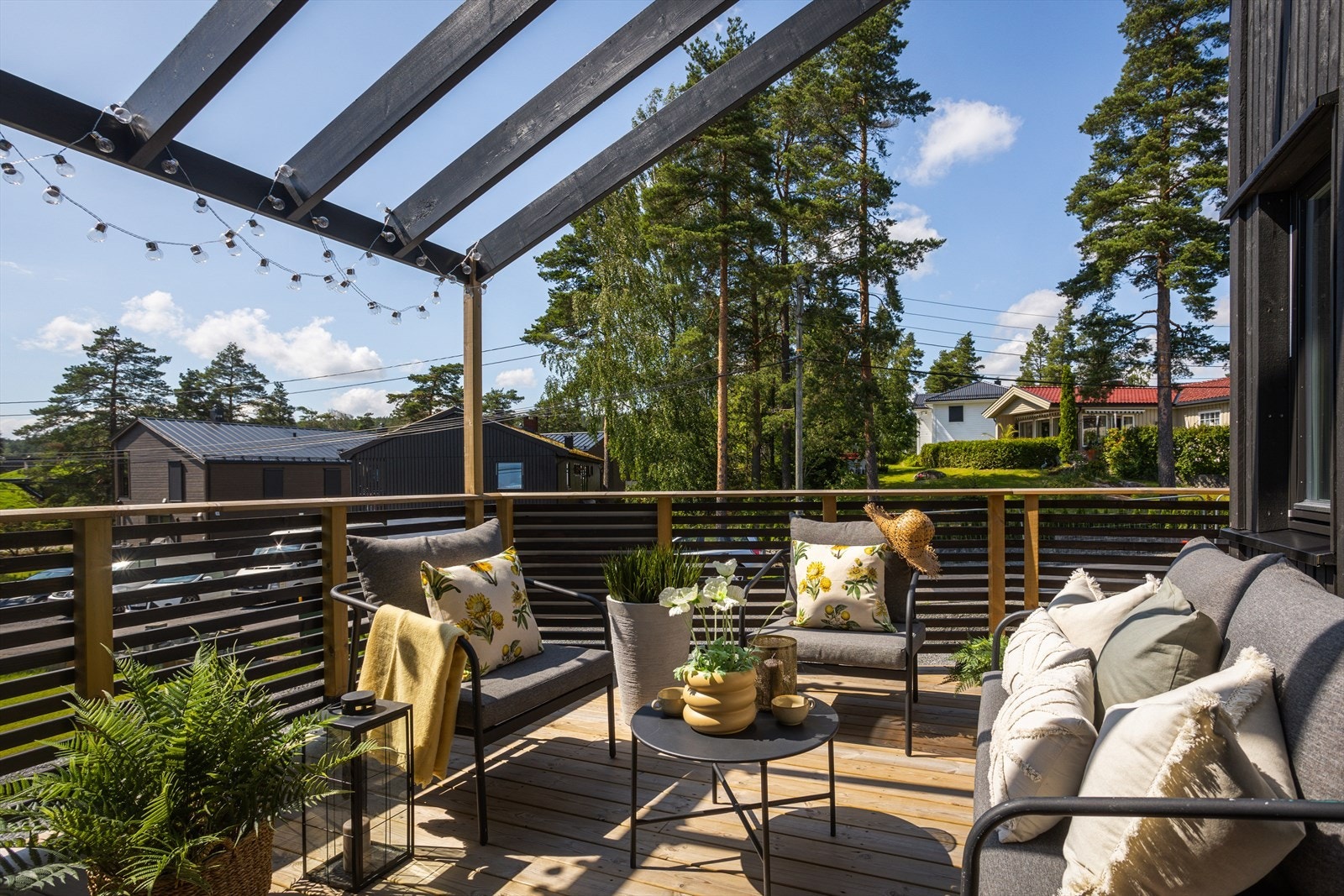 Stor terrasse med pergola hvor man har meget gode solforhold ettermiddag og kveld. Galleribilde