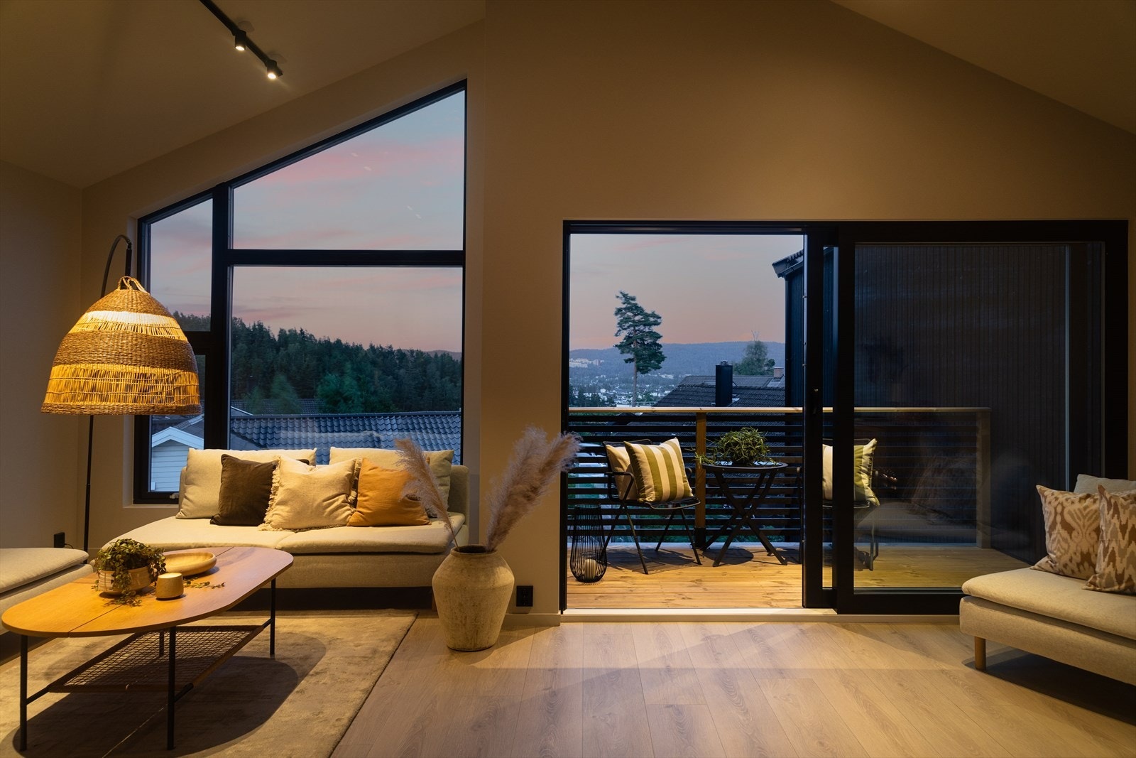 Ny, flott halvpart tomannsbolig med god standard. Galleribilde