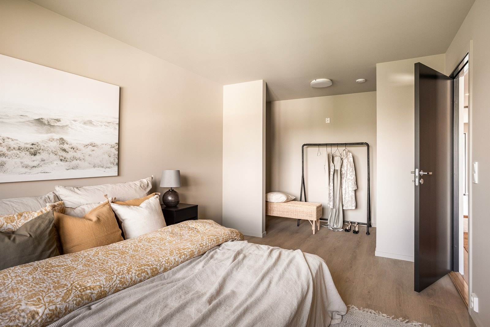 Hovedsoverommet ligger i boligens 1. Etasje og har egen garderobedel. Galleribilde