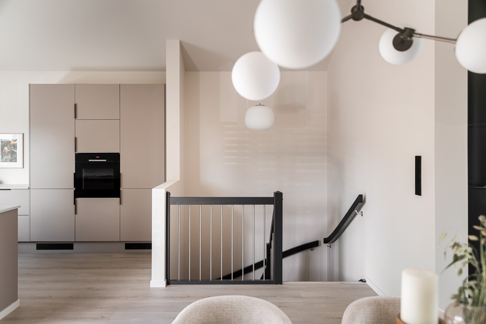 Sortmalt trapp og sorte detaljer. Galleribilde