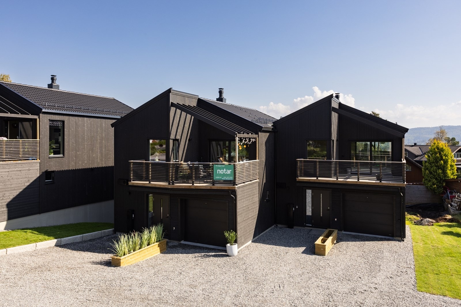 Fasade, fremside. Sommertid. Galleribilde