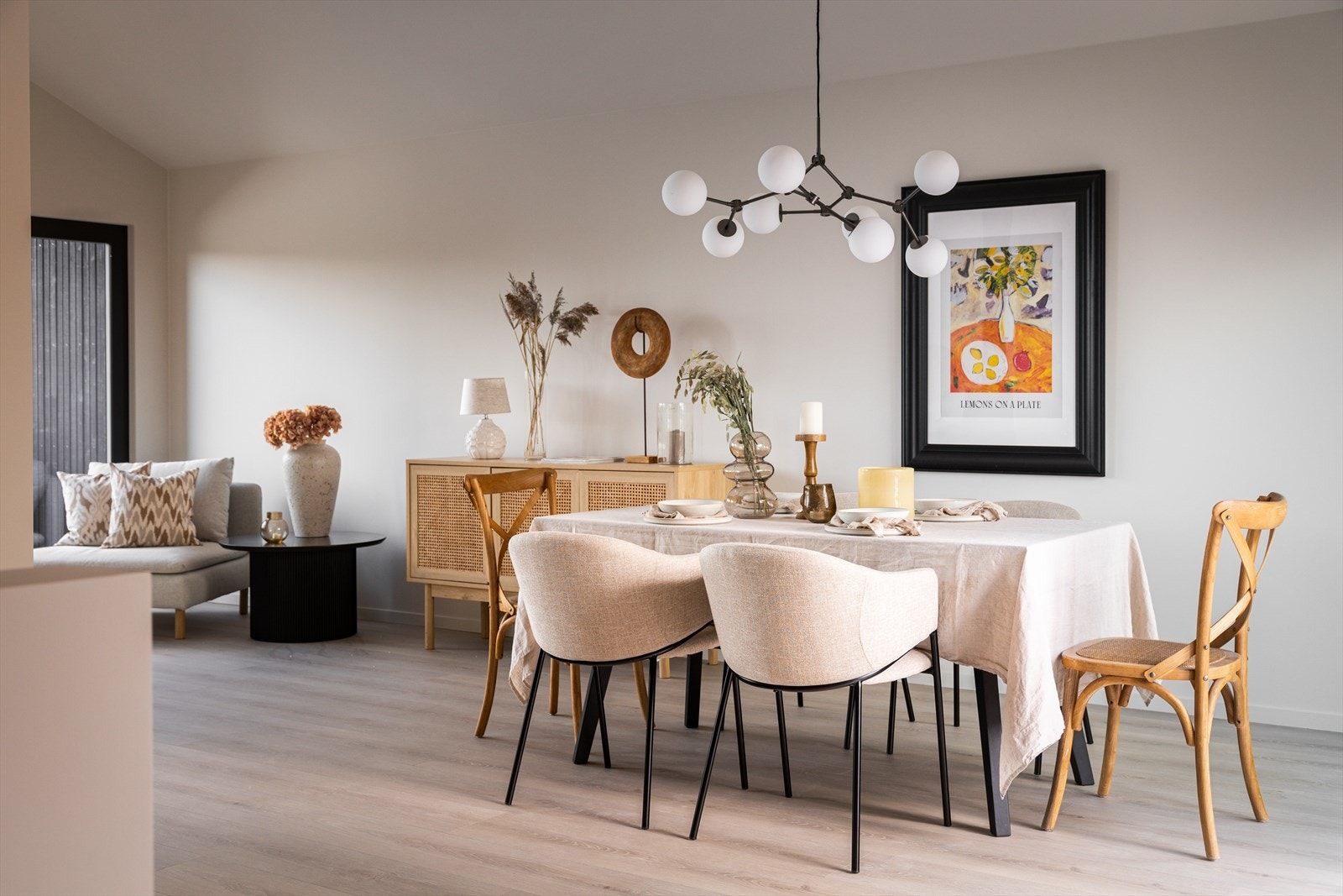 Stor og luftig stue med god plass til spisestue og sittegrupper. Galleribilde