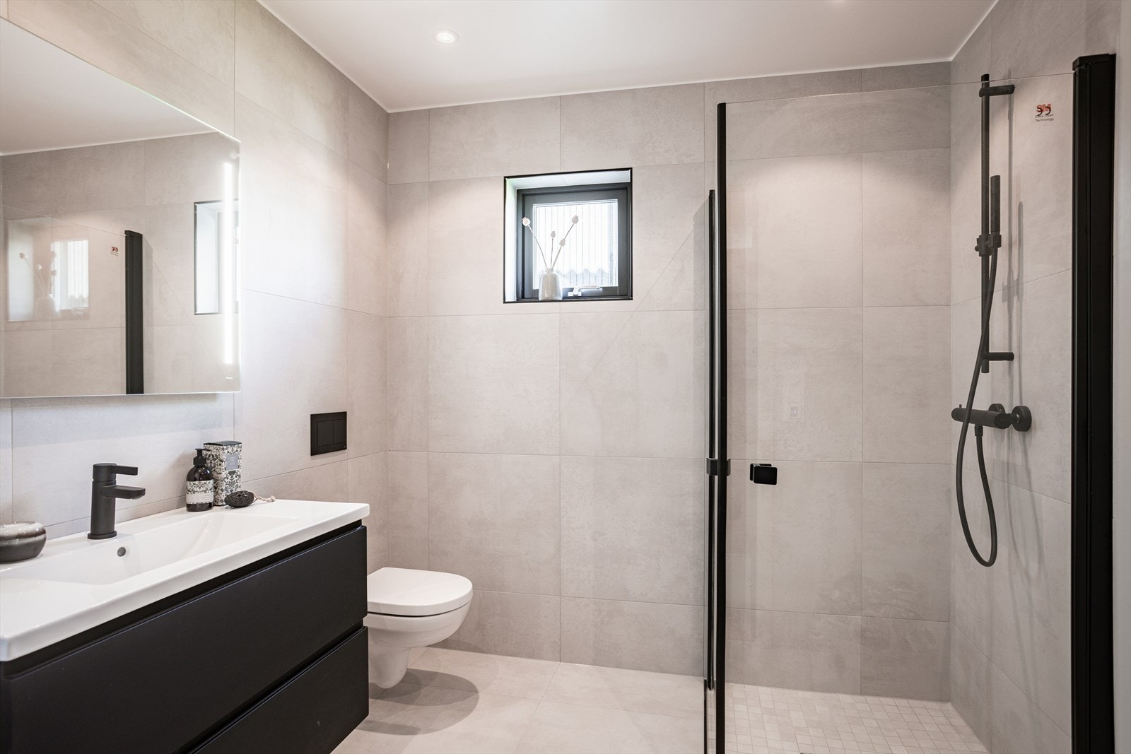 Delikat bad i 1. etasje med gulvvarme. Galleribilde