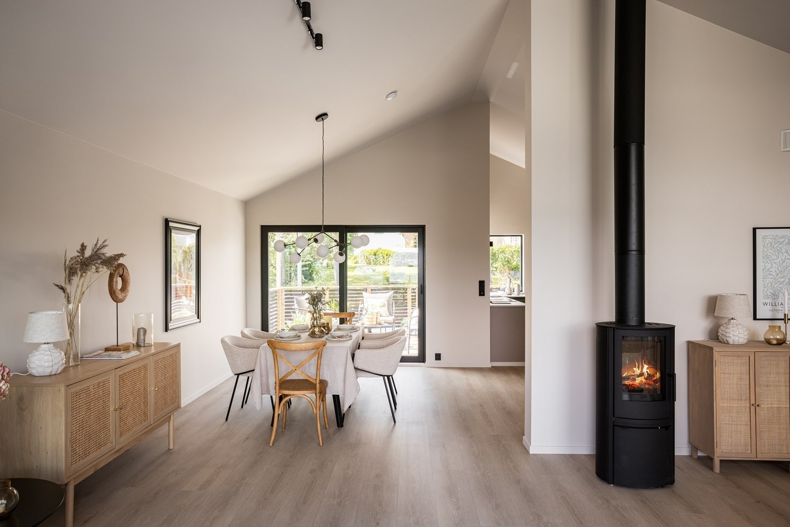 Stuen har god takhøyde og store vindusflater som slipper inn rikelig med dagslys.
Alle vinduer og terrassedør leveres med selvrensende glass utvendig. Galleribilde