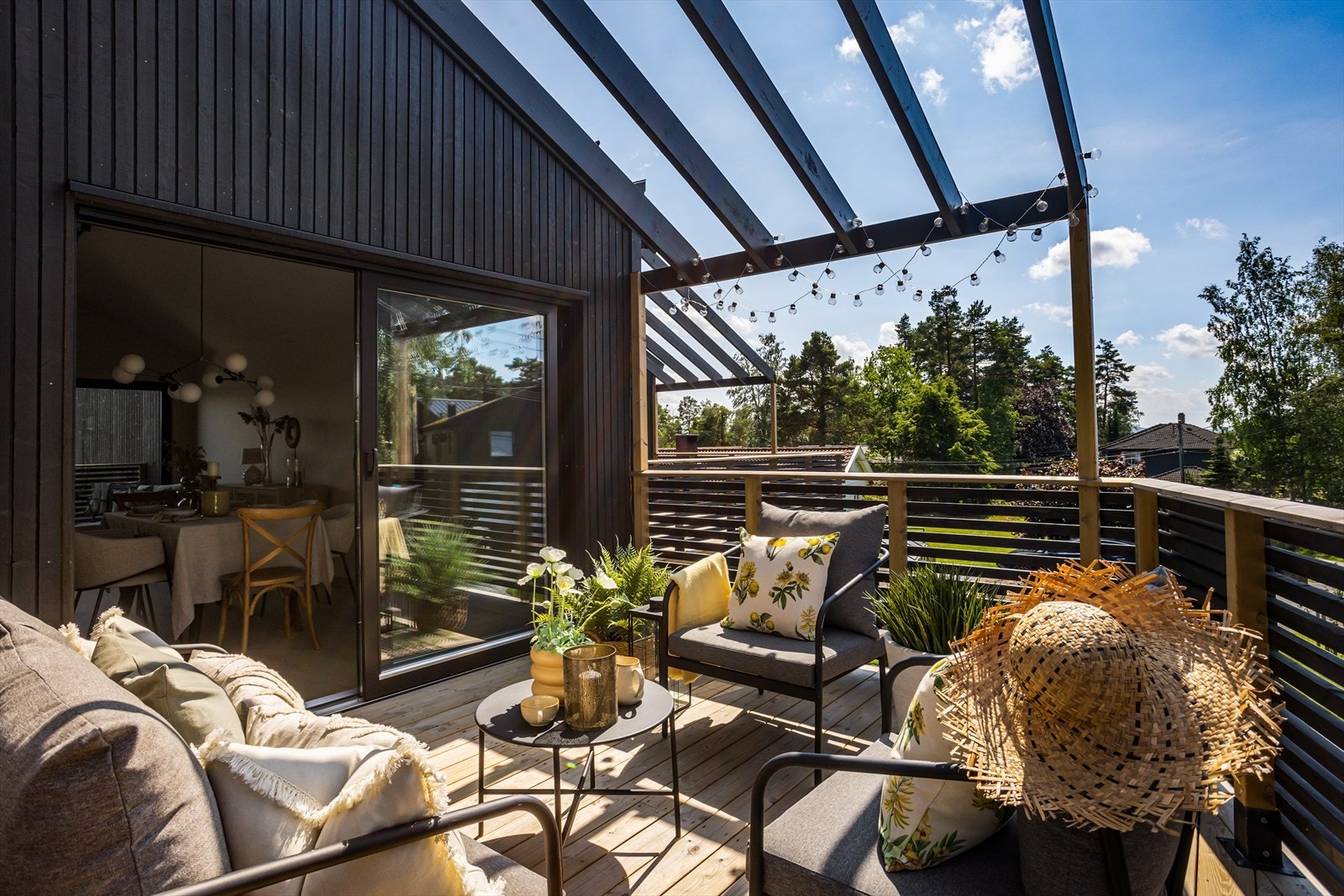 Stor terrasse med pergola hvor man har meget gode solforhold ettermiddag og kveld. Galleribilde