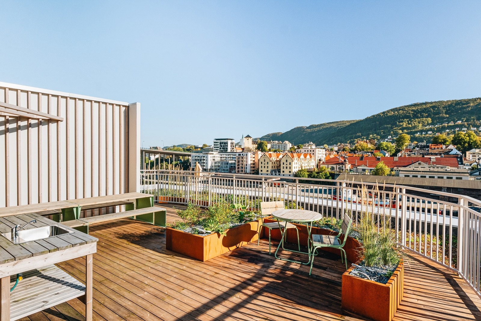Felles takterrasse for bygg B2. Her har man gode solforhold hele dagen lang. Galleribilde