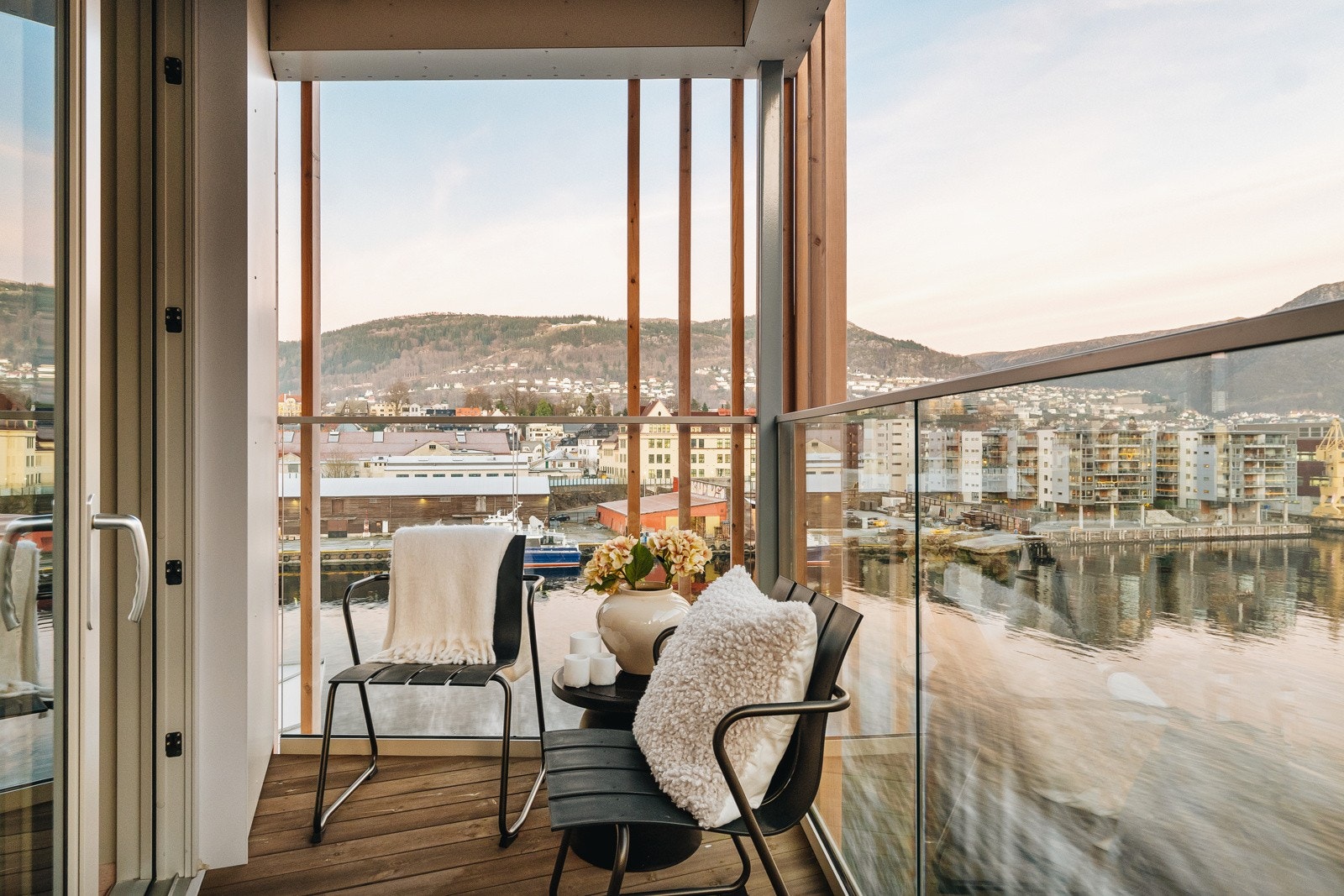Fra stuen har du tilkomst til en deilig balkong med utsikt over sjø og Bergensfjellene. Galleribilde