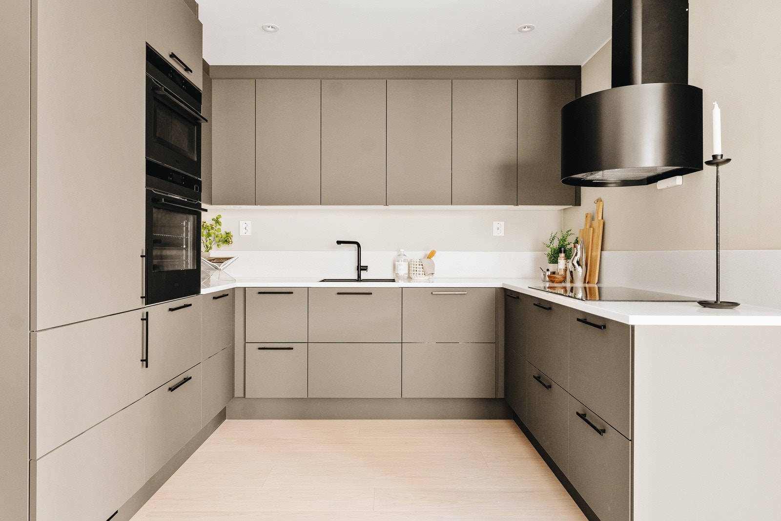 Kjøkkeninnredning fra HTH - består av lakkerte fronter i fargen Mokka med benkeplate av Corian Linen. Galleribilde