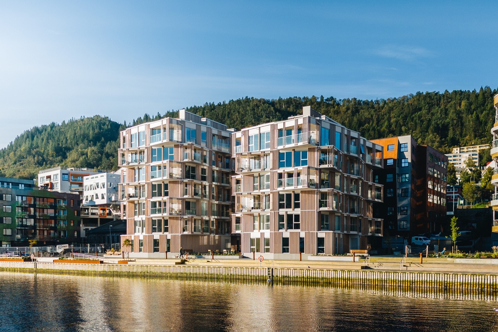 Det fine med å bo i Damsgårdssundet er at du bor tett på det meste, spesielt nærheten til sjøen og kun få meter til stor kaipromenade. Galleribilde
