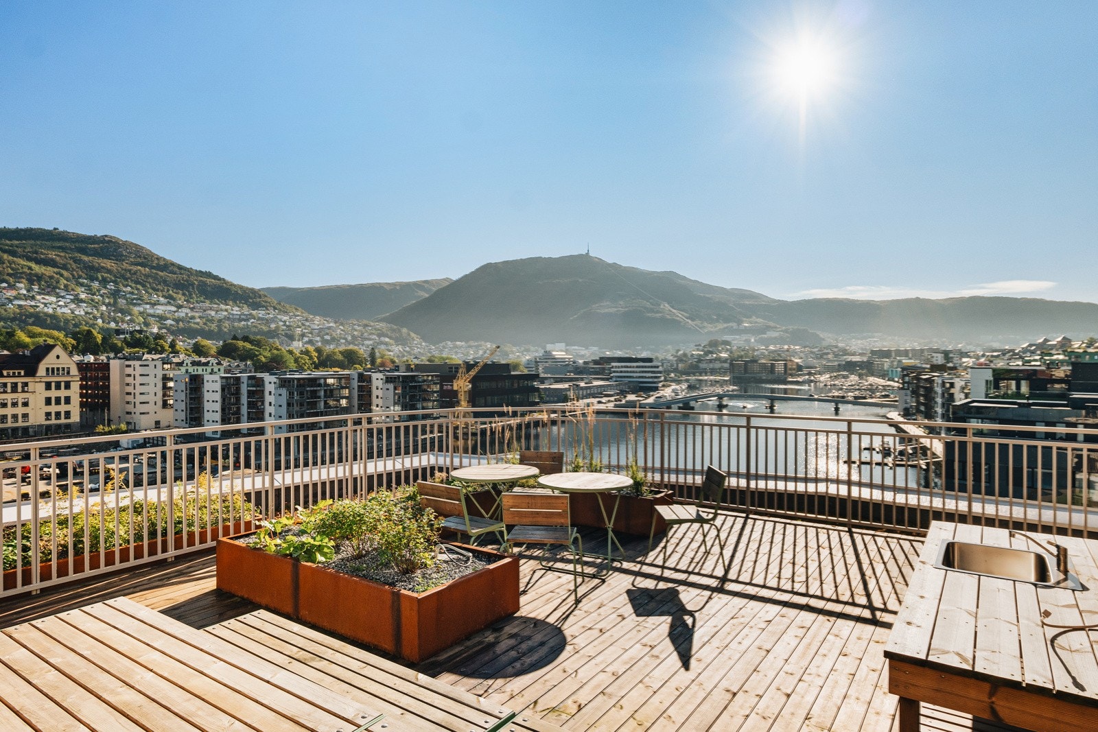 På toppen av bygget er det en stor felles takterrasse med svært gode sol- og utsiktsforhold. Her fra felles takterrasse til bygg B1 med fantastisk utsikt. Galleribilde