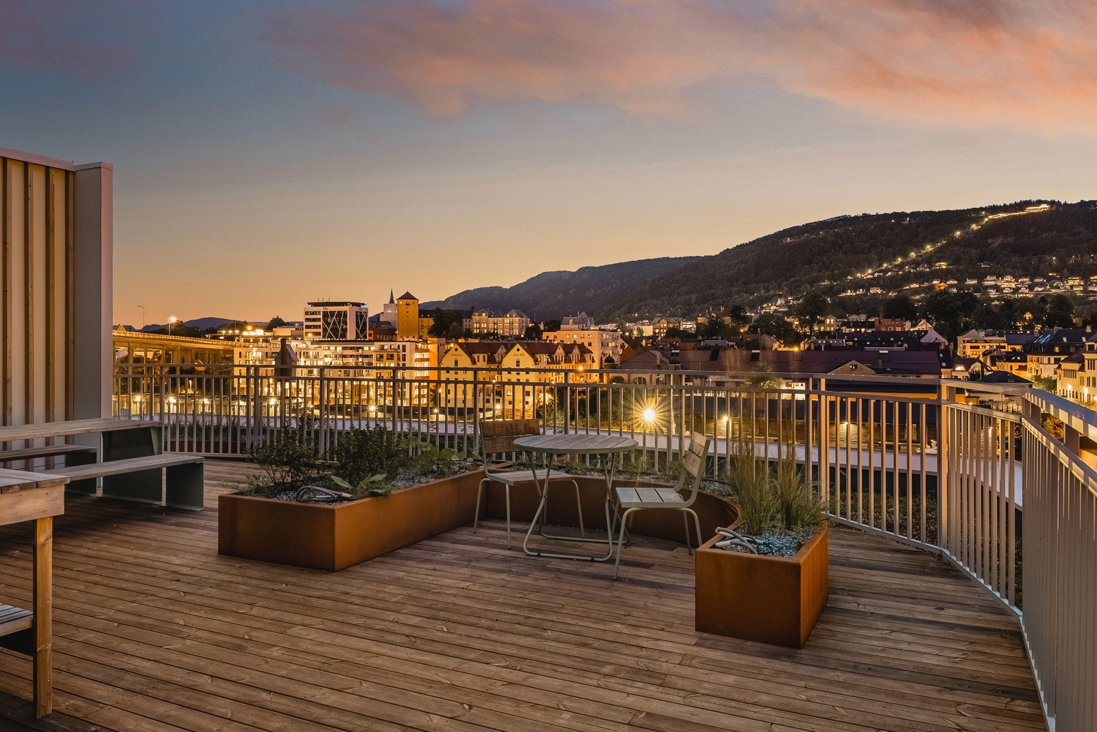 Takterrassen til bygg B2. Fra leiligheten er det kun en etasje opp på takterrassen. Galleribilde