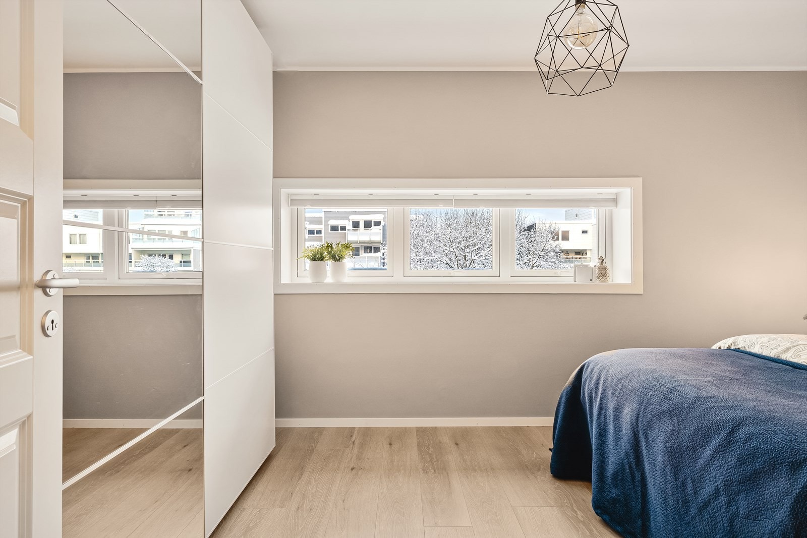 Stor skyvedørsgarderobe. Nyere vinduer. Galleribilde