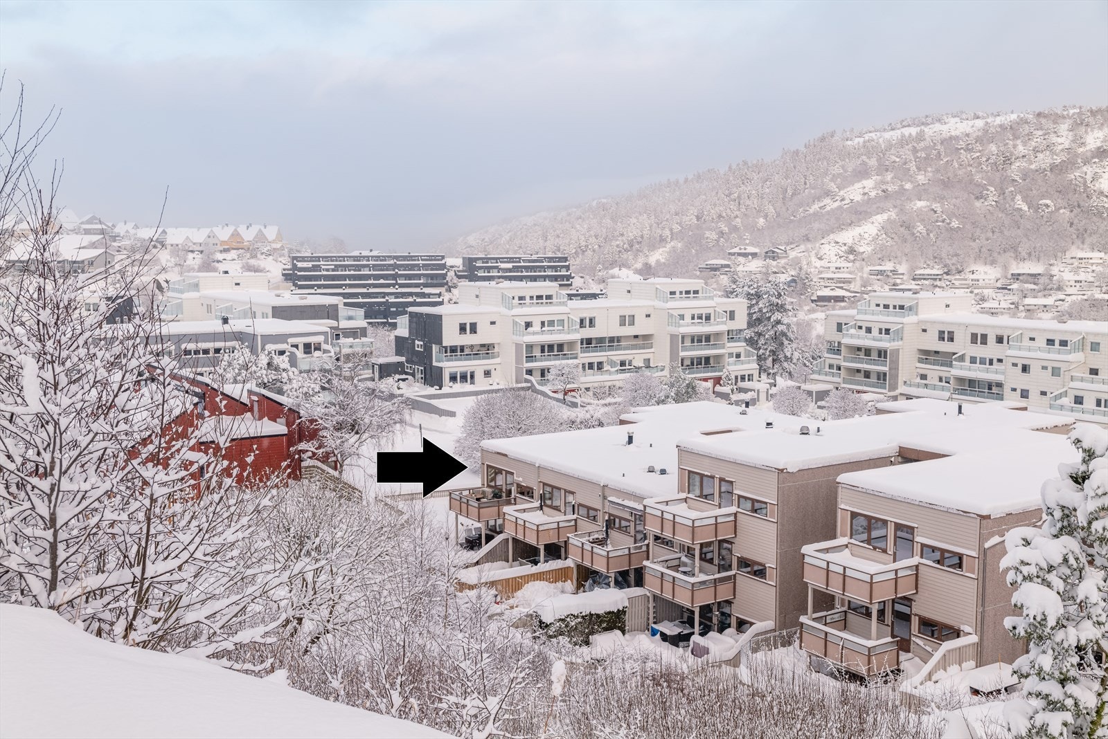 Pent plassert i borettslaget, ende-/toppleilighet. Galleribilde