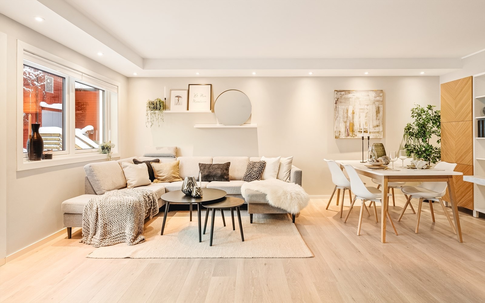 Stuen har god plass til romslig sofagruppe og spisebord. Galleribilde