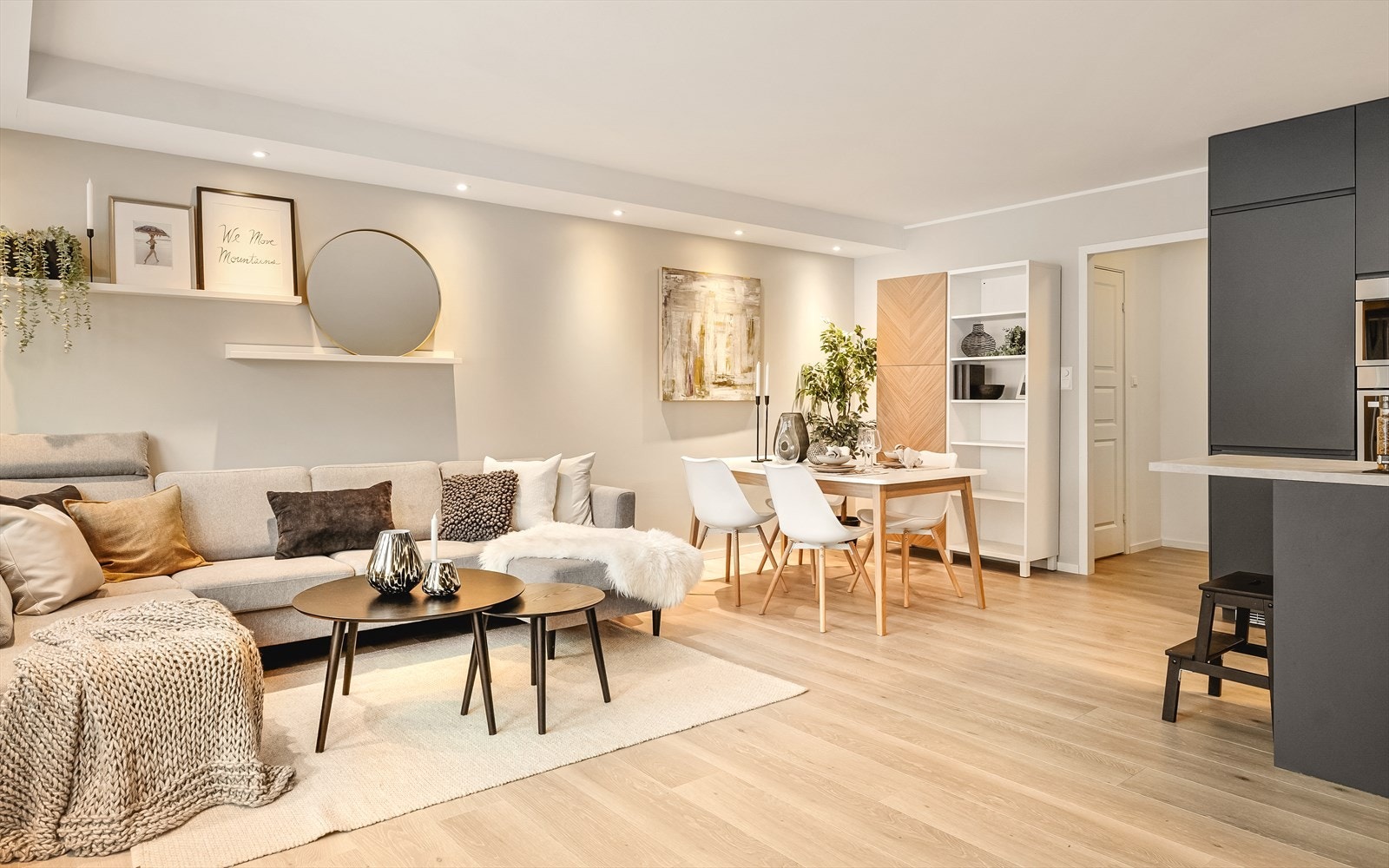 Nydelig stue. Lyst og flott innredet. Galleribilde