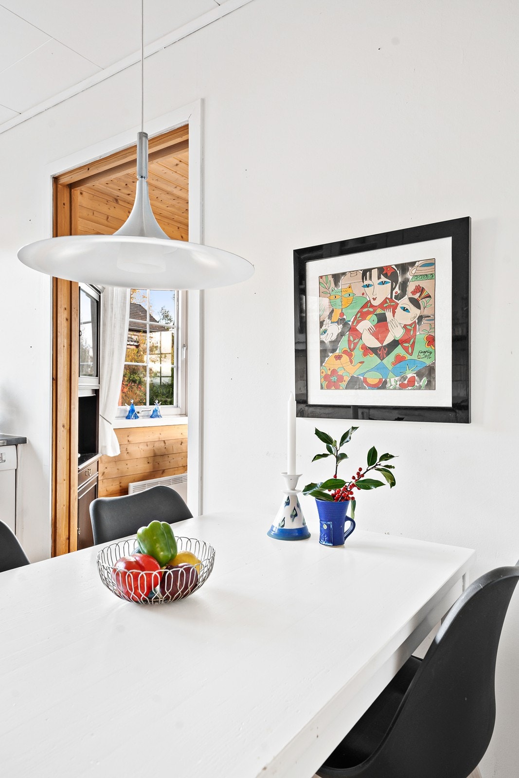 På kjøkkenet er det plass til en koselig sittegruppe. Galleribilde