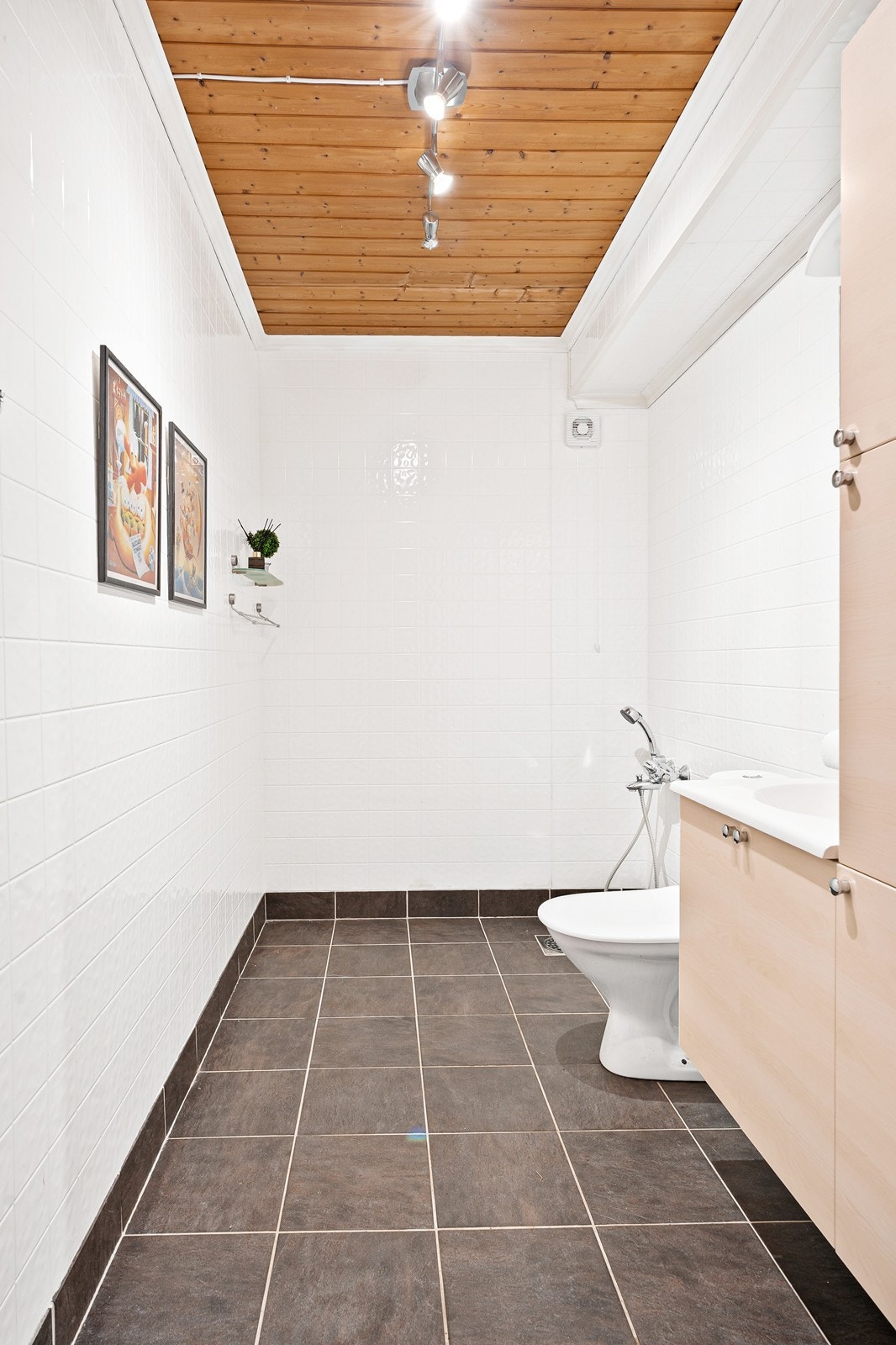 Badet i underetasjen har varmekabler og flisbelagt gulv, samt baderomsplater på veggene. Her er det også opplegg for badekar om man ønsker det. Galleribilde