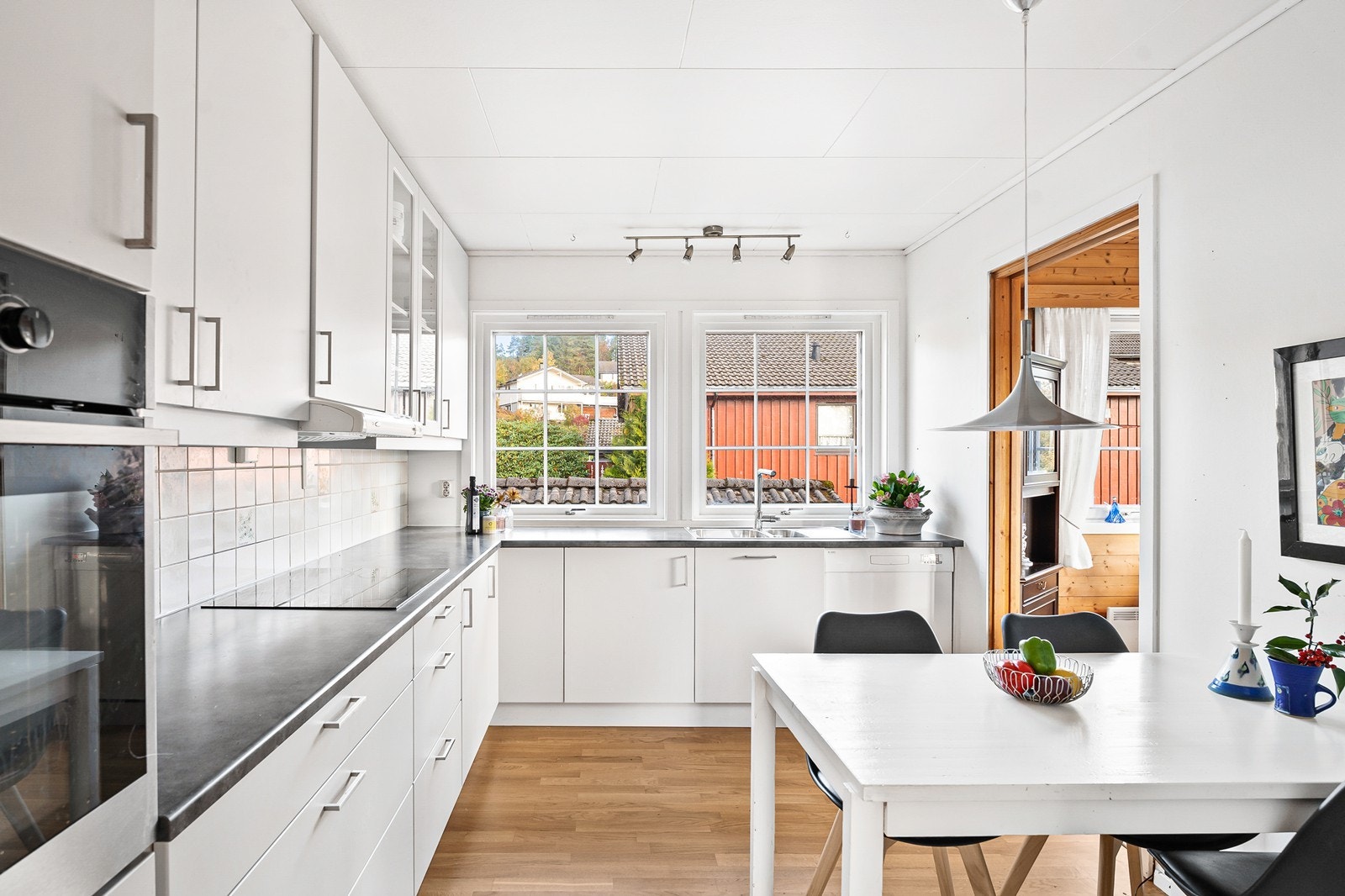 Romslig og moderne kjøkken med god skap- og benkeplass. Galleribilde