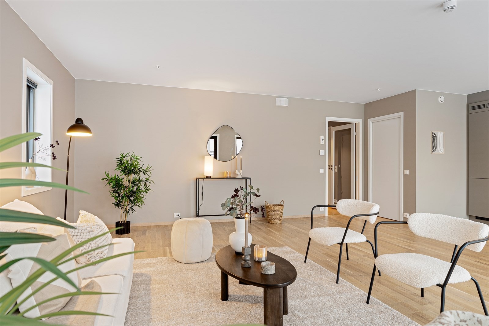 Gode møbleringsmuligheter med god plass til sofagruppe og stort spisebord Galleribilde