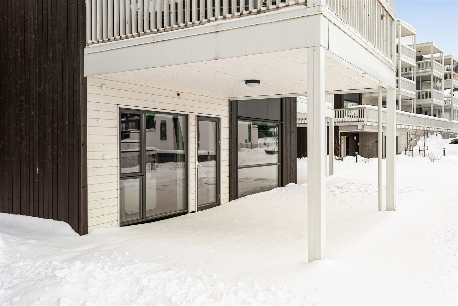 Stor vestvendt terrasse med gode solforhold Galleribilde