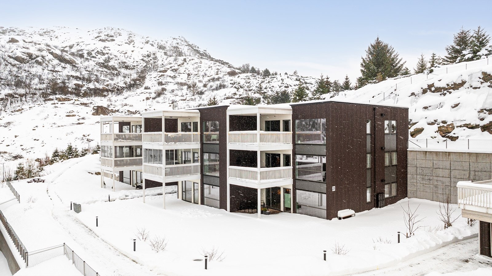 Nyetablert og flott borettslaget på toppen av Sveiven i populære Skåredalen Galleribilde