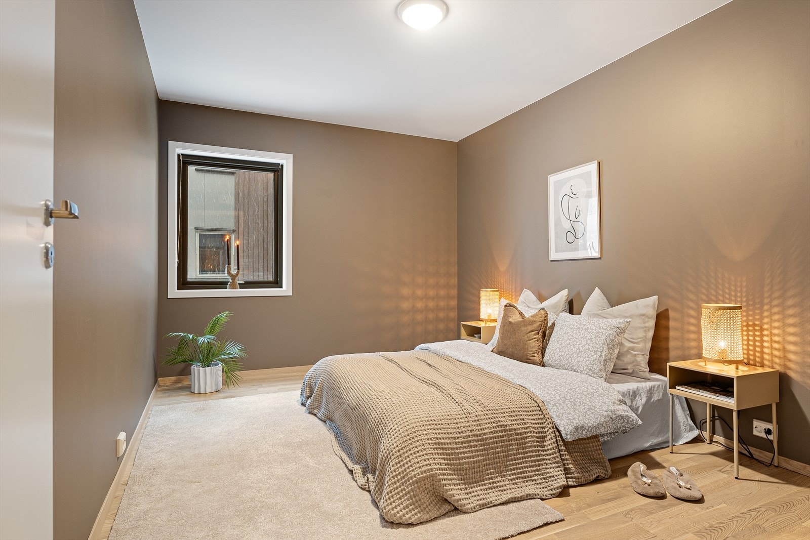 Romslig soverom med god plass til dobbelseng og tilhørende nattbord Galleribilde