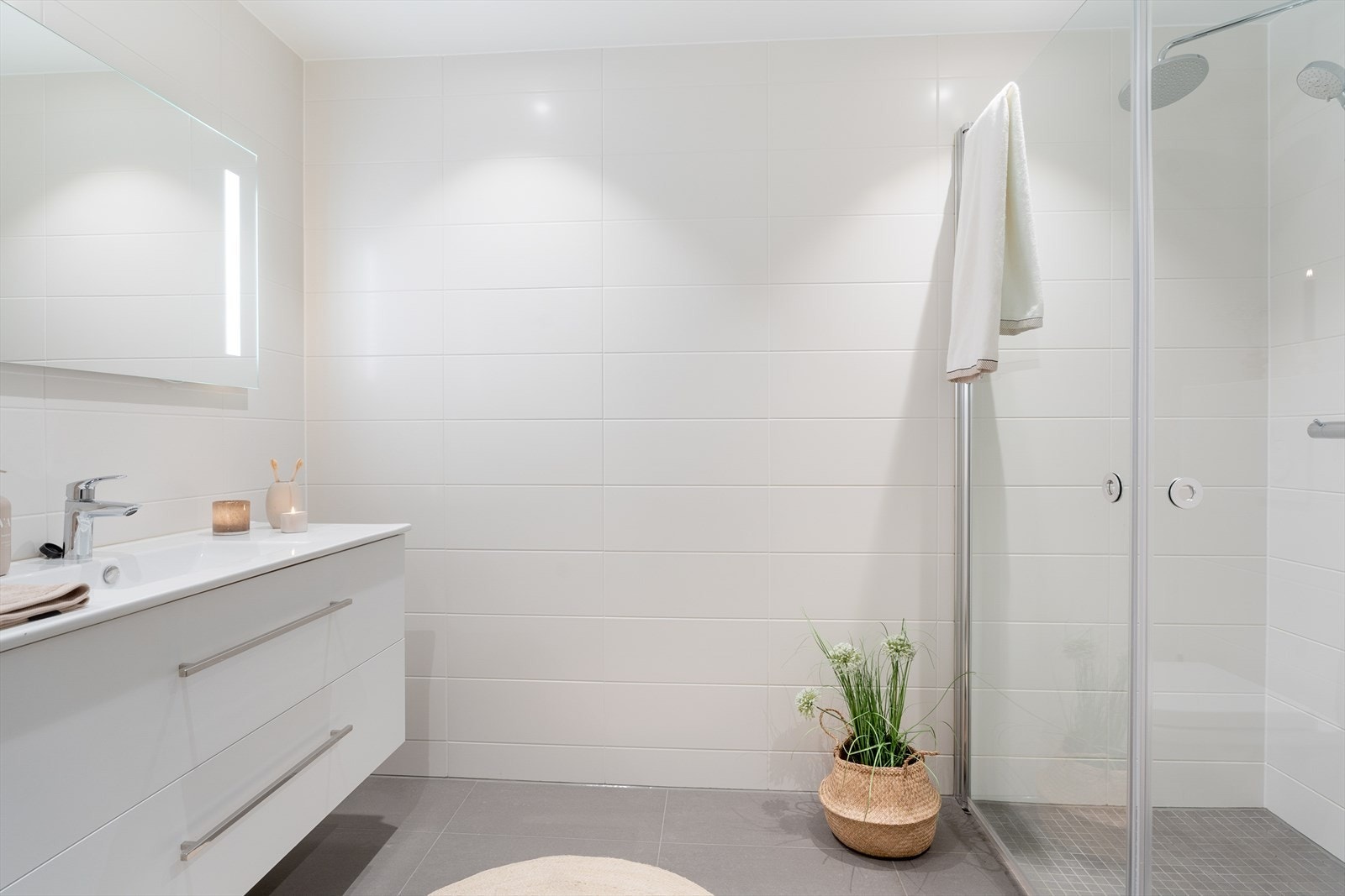 Pent, helfliset bad med varmekabler i gulvet Galleribilde