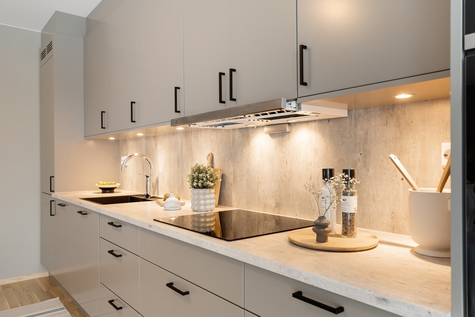 Lekkert og tidsriktig kjøkken med beige innredning og laminatbenkeplate Galleribilde