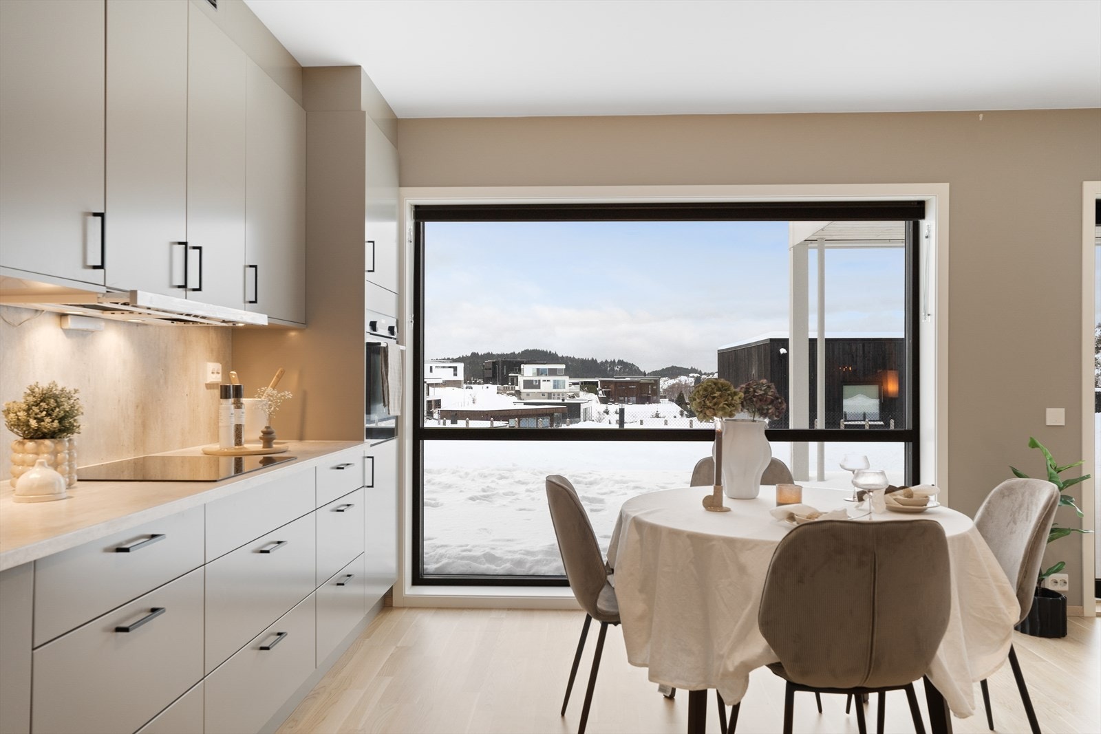 Store vindusflater gir mye naturlig lys Galleribilde