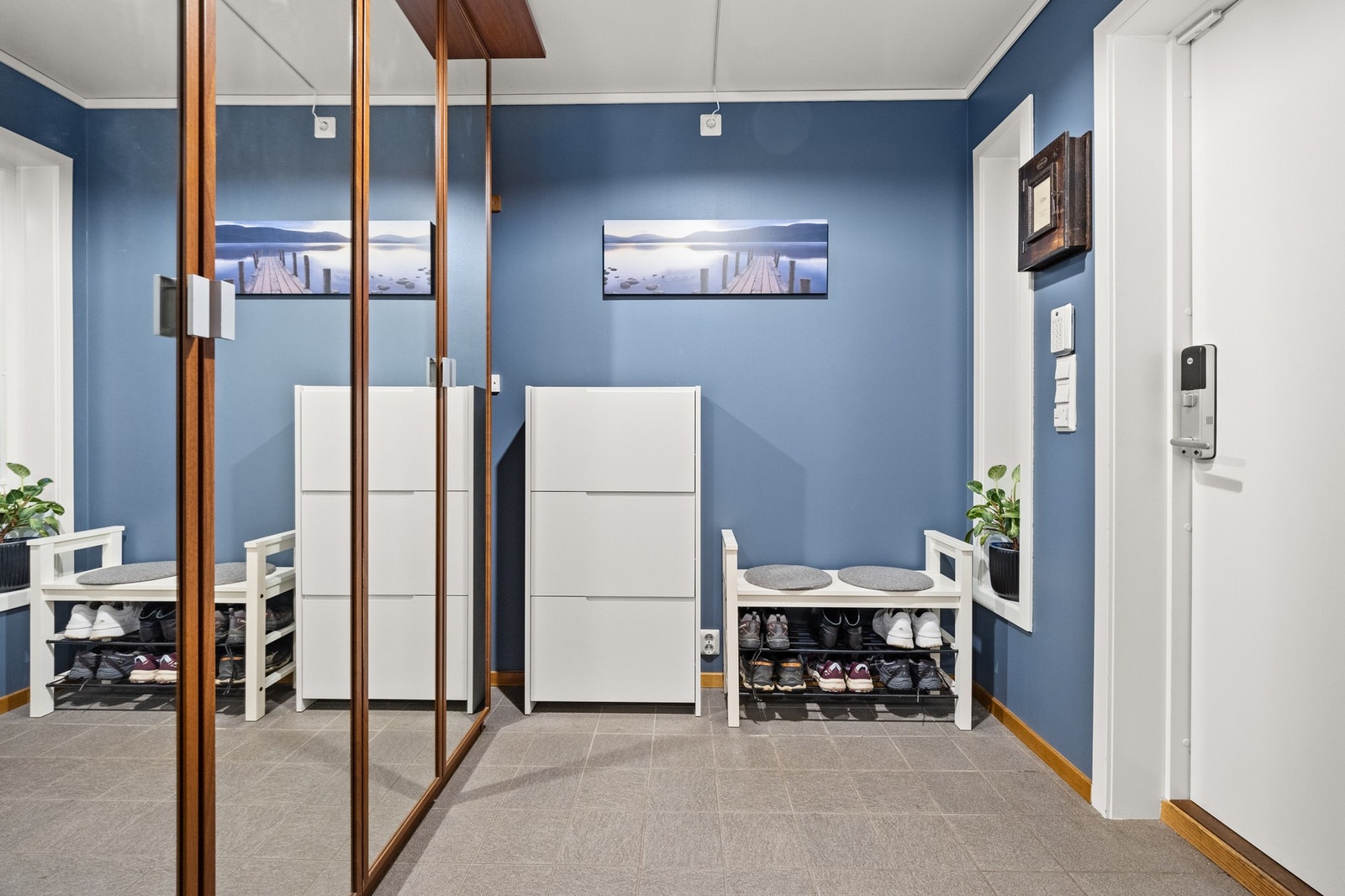 lislagt entré med varmekabler i gulvet, garderobeskap og praktisk kodelås på døren. Galleribilde