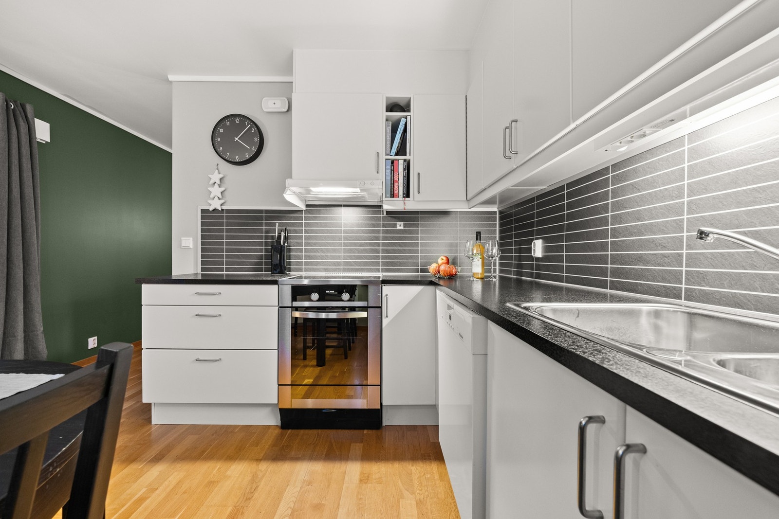 Lys innredning med glatte fronter. Galleribilde