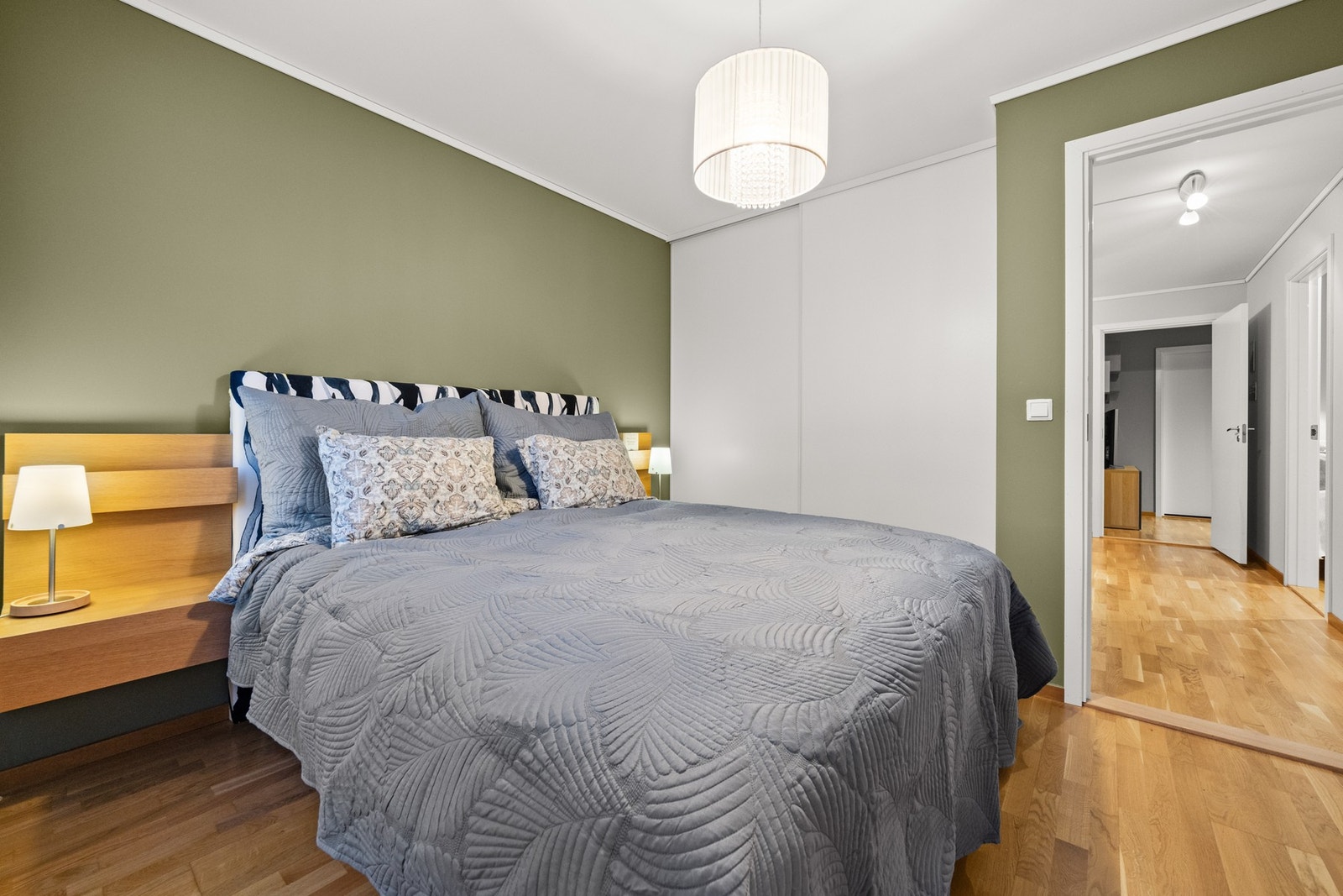 Plassbygget skyvedørsgarderobe på hovedsoverommet. Galleribilde