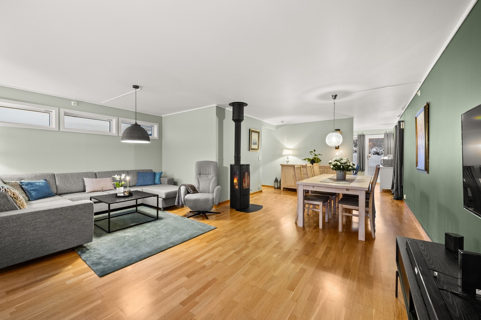 Stue med god plass til spisebord og sofagruppe i egne soner. Galleribilde